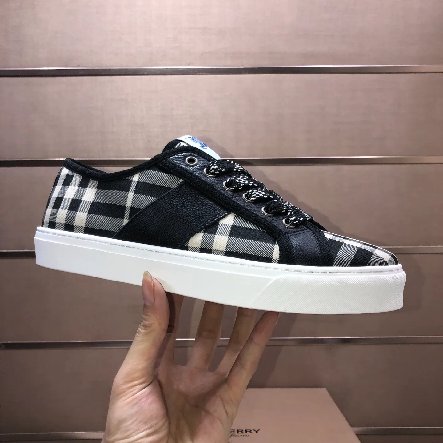 Men's shoes💰460💰【Burberry】Classic low-top sneakers｜Imported cowhide with classic plaid fabric｜Sheepskin lining｜Original outsole｜Fine workmanship and comfortable to wear Size: 38-44 (customized at 45)